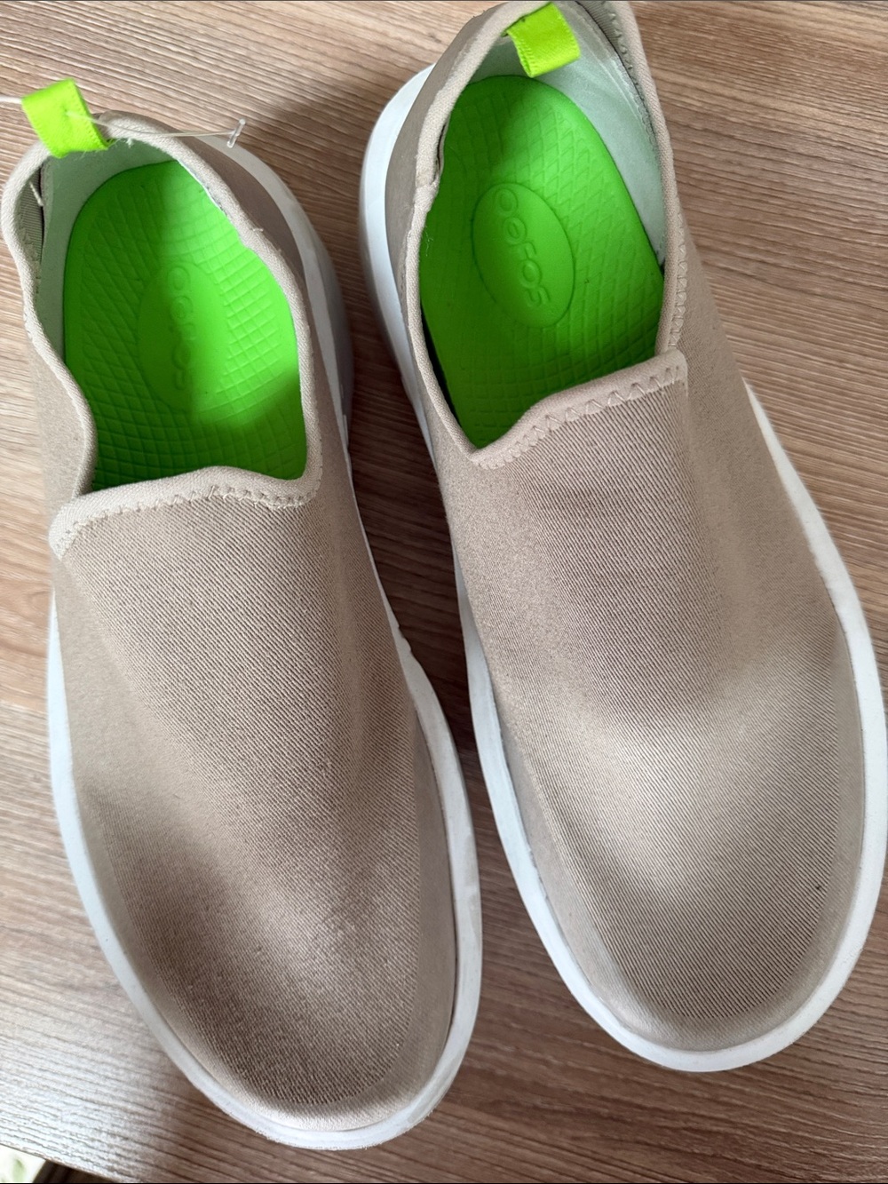 OOFOS  Oo On Sneakers in Beige with white soles Neon Green Insole